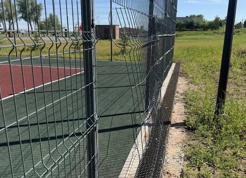 Вандалы повредили имущество на набережной и в парке